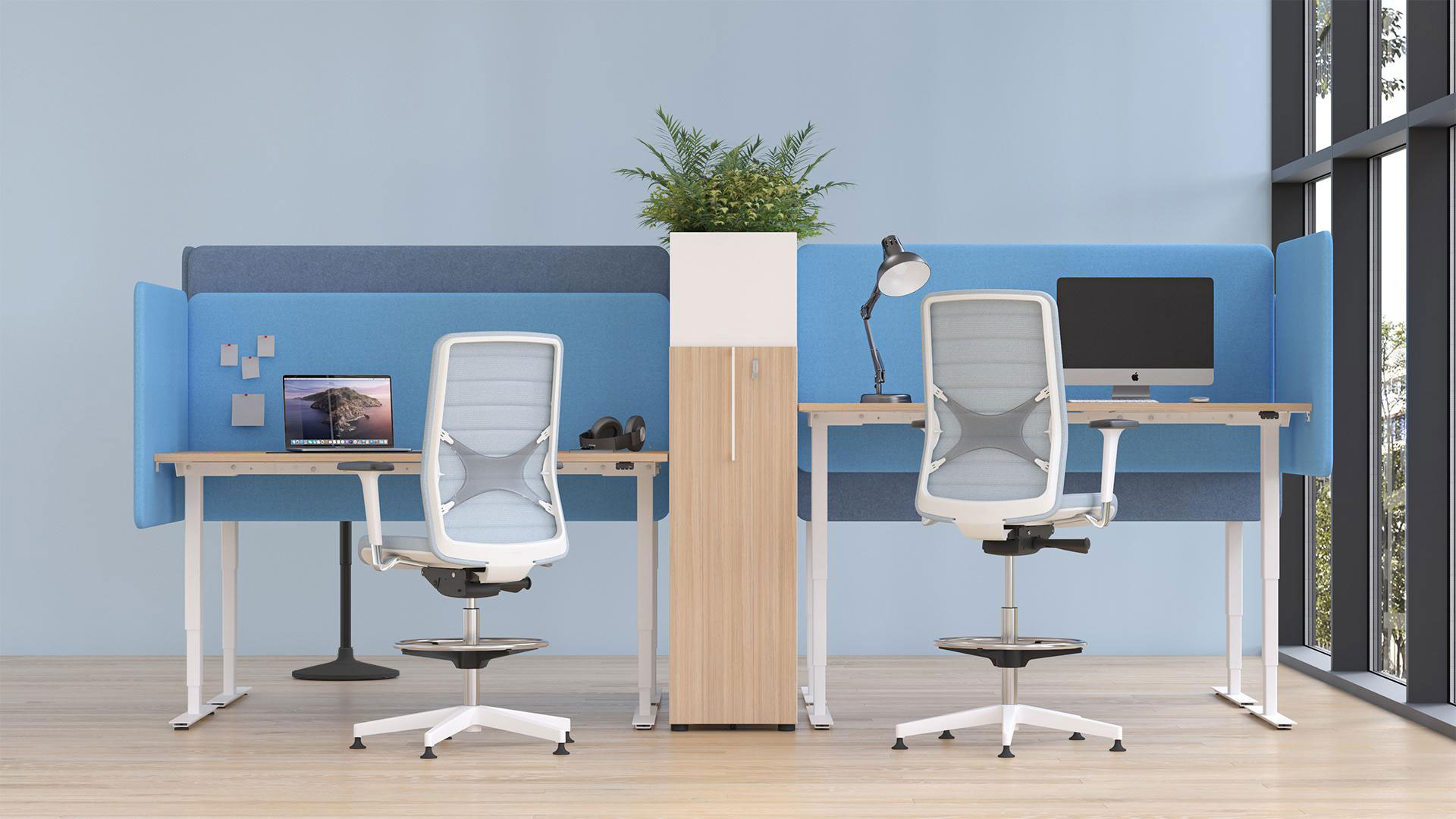 Desk 760 acoustic screens with Wind task chairs