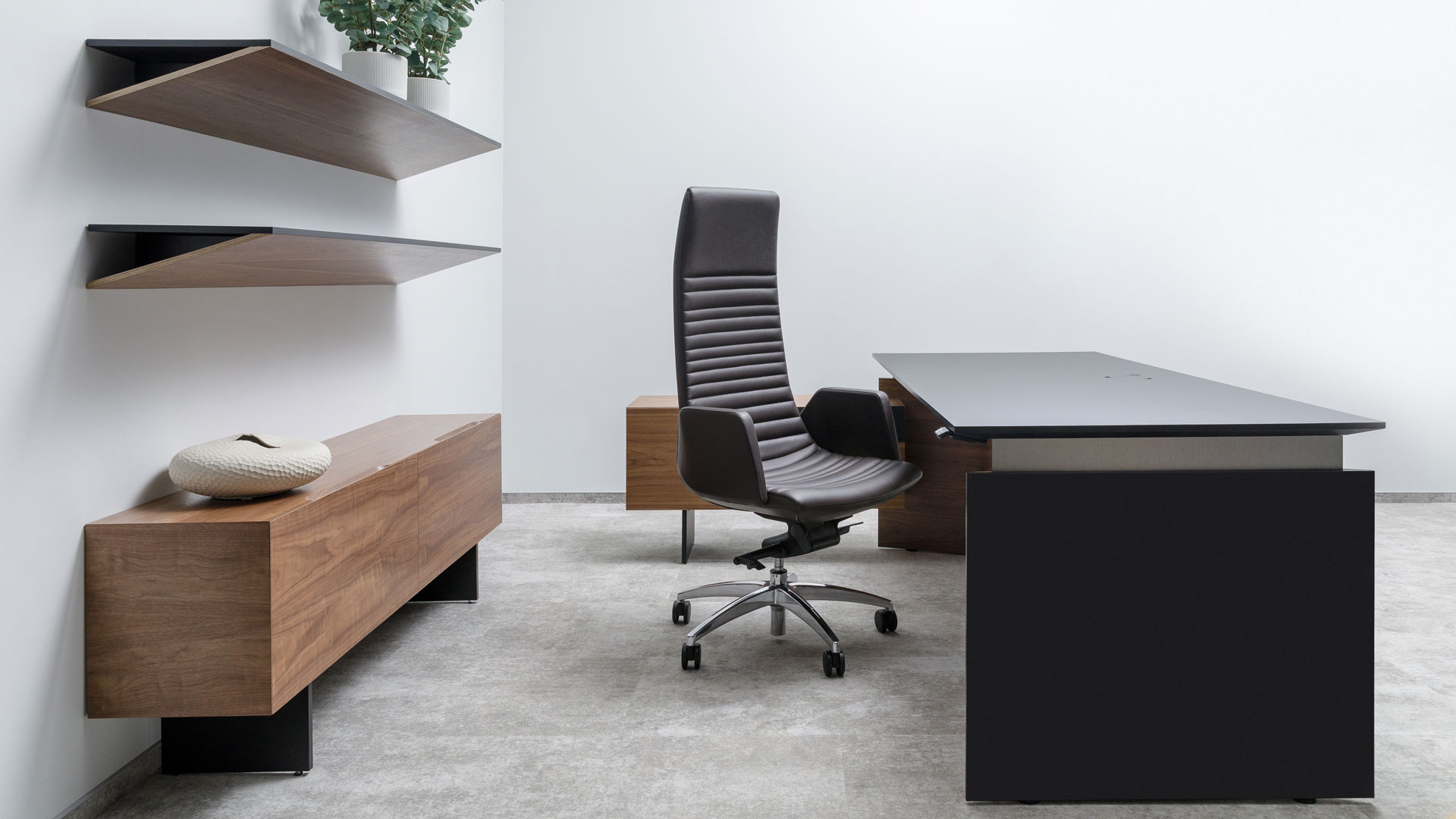North Cape Executive task chair in black leather