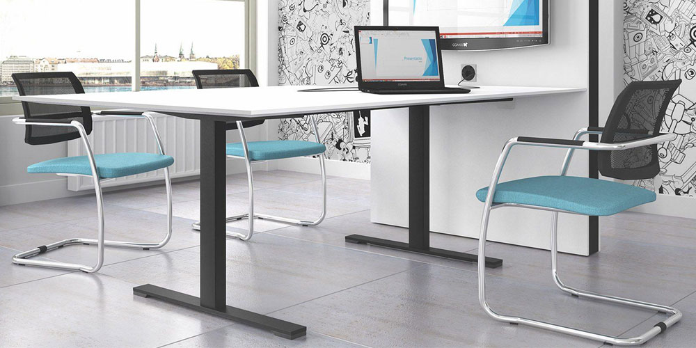 Gama meeting chairs with Media Wall and T-Easy meeting table