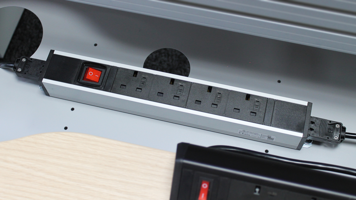 Powerlink modules can be linked to other underdesk or desktop power modules, including Boost, using connector cables with a maximum of six power sockets in one series.
